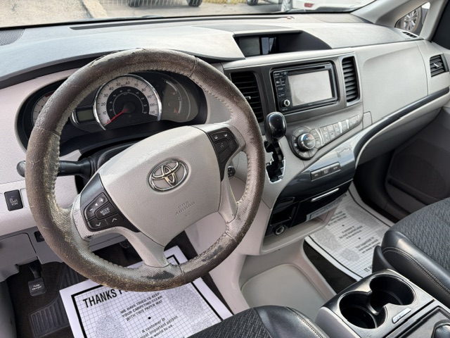 2013 Toyota Sienna thumbnail 13