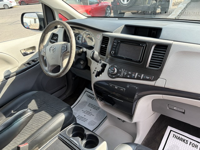 2013 Toyota Sienna thumbnail 14