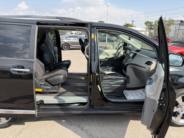 2013 Toyota Sienna thumbnail 16