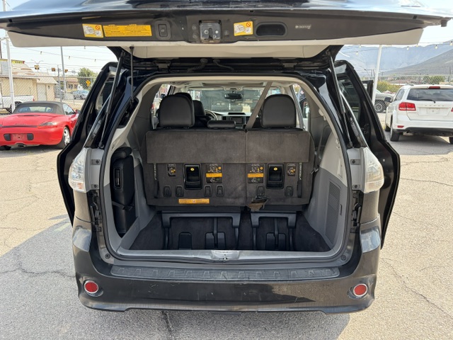 2013 Toyota Sienna thumbnail 17