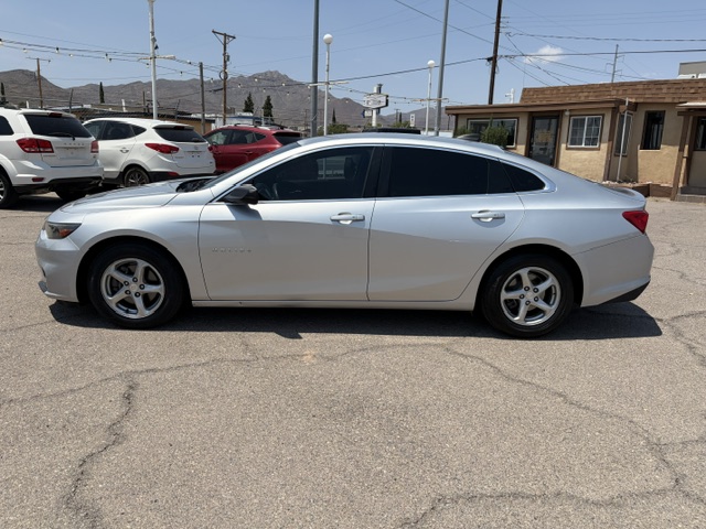 2017 Chevrolet Malibu thumbnail 4